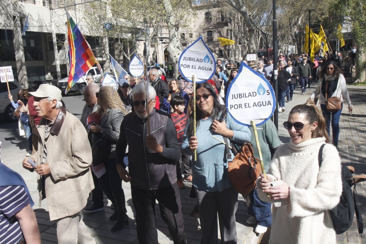 Muy numerosa fue la marcha de jubilados en Mendoza. Muy numerosa fue la marcha de jubilados en Mendoza.