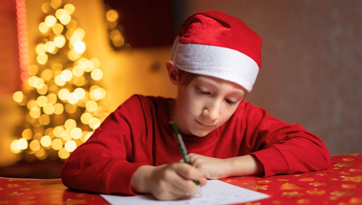 Hoy en día escribirle una carta a Papá Noel es una de las costumbres más esperadas por los niños. Hoy en día escribirle una carta a Papá Noel es una de las costumbres más esperadas por los niños.