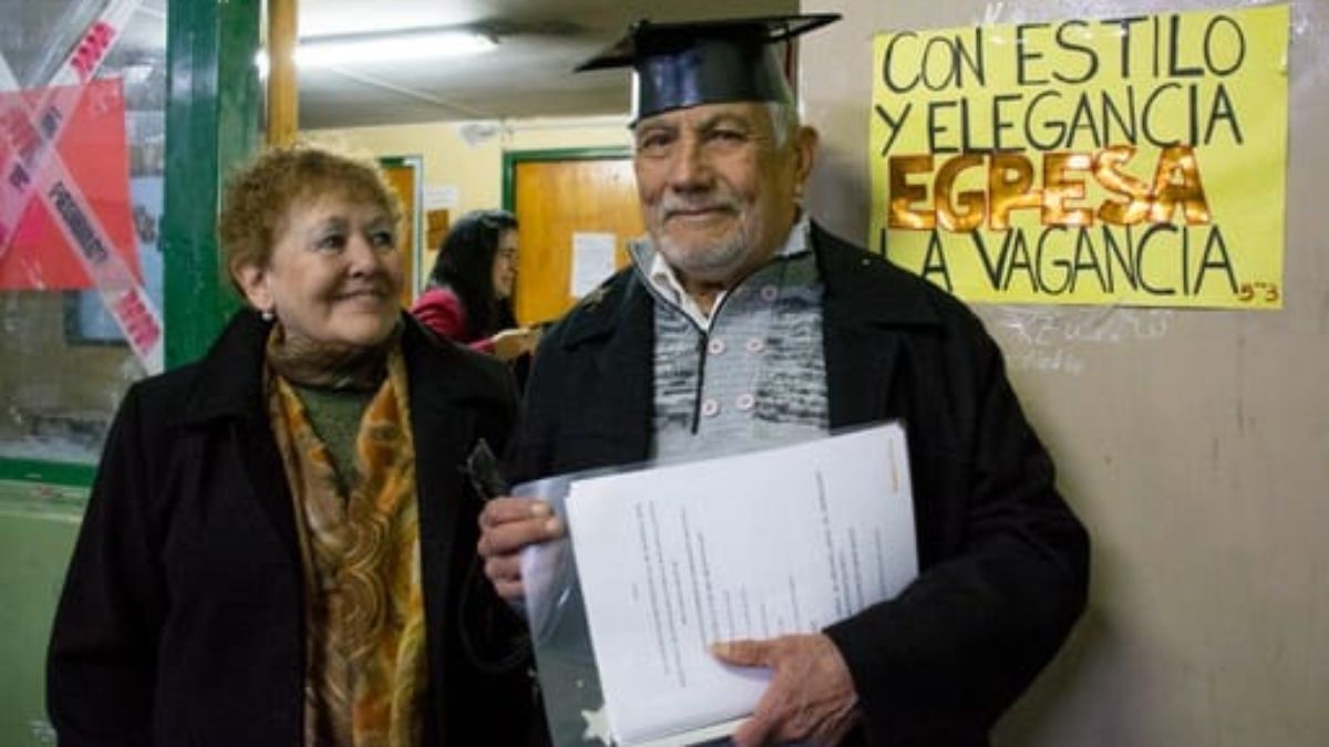 Hermes Ocaña ya es profesor. Este personaje destacado de nuestra provincia, a punto de cumplir 79 años, escribió a puro esfuerzo y ganas una historia de vida que puede titulares Se puede.