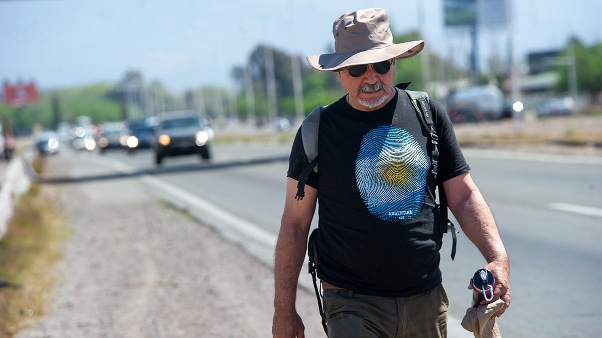 Carlos Córdoba, el caminante jubilado mendocino. Salió el lunes desde la capital provincial y ya está en Villa Mercedes. Lleva el reclamo de los jubilados de todo el país por sus magros ingresos.