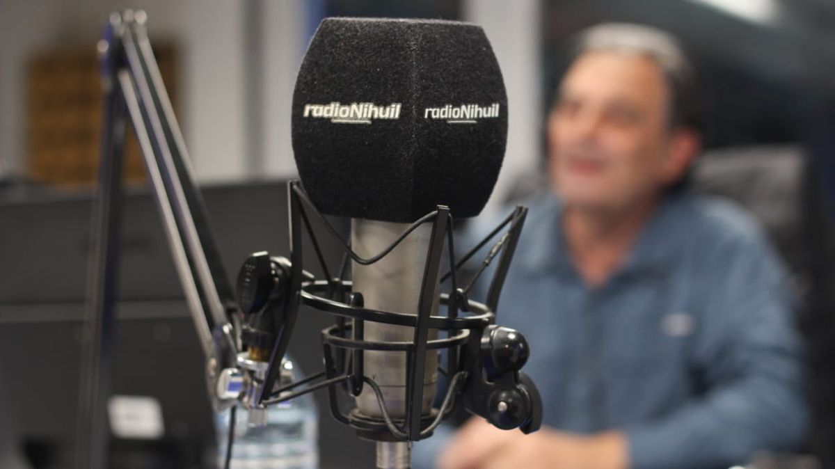 Radio Nihuil - Estudios centrales - micrófono - Al aire - AM 680 FM 98.9