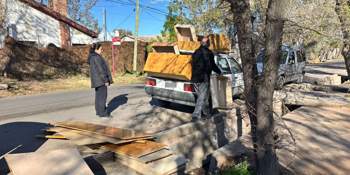 Las hijas de la mujer víctima de femicidio tiraron a la calles los muebles del acusado, y la gente que pasó se los llevó. Las hijas de la mujer víctima de femicidio tiraron a la calles los muebles del acusado, y la gente que pasó se los llevó.