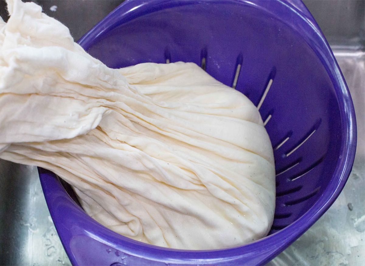 Para que la receta del queso quede linda a la vista, hay que extraerle el máximo líquido posible a la cuajada y luego darle forma con un recipiente. Para que la receta del queso quede linda a la vista, hay que extraerle el máximo líquido posible a la cuajada y luego darle forma con un recipiente.