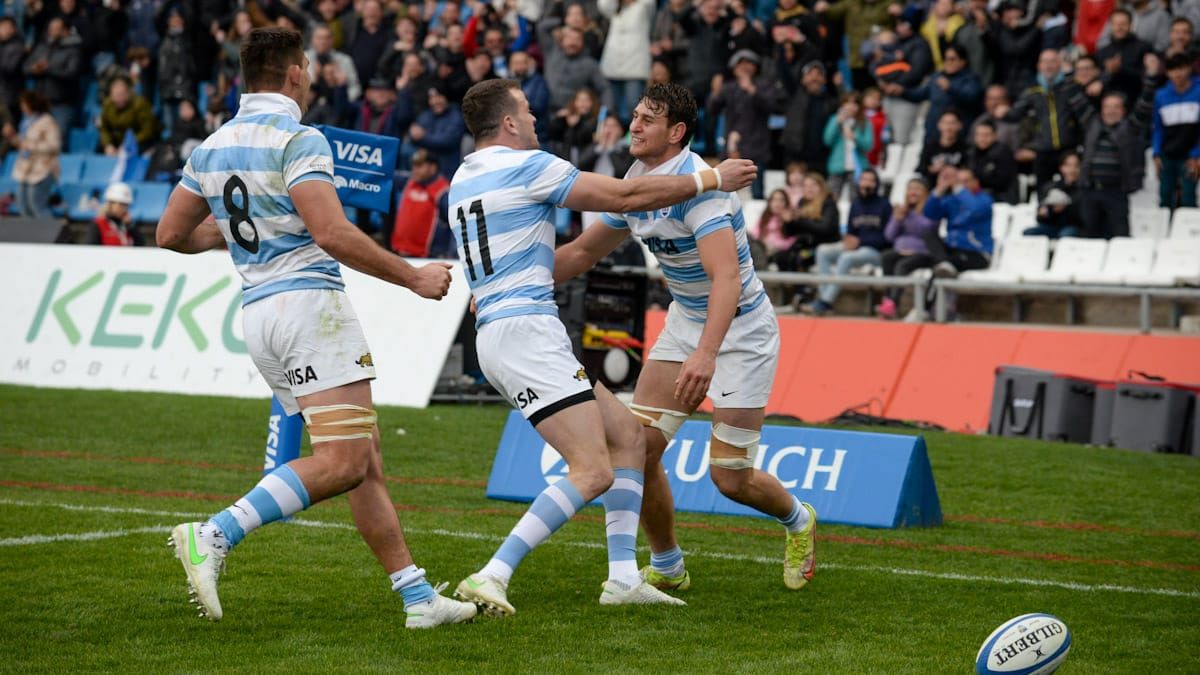 Abrazo de try entre Juan Martín González, Boffelli y Matera (8)