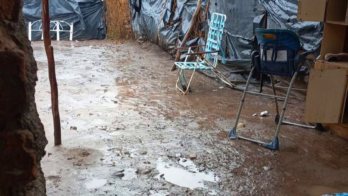 En la zona más carenciada de Buena Nueva, en Guaymallén, mucha gente quedó anegada, con barro y humedad. En la zona más carenciada de Buena Nueva, en Guaymallén, mucha gente quedó anegada, con barro y humedad.