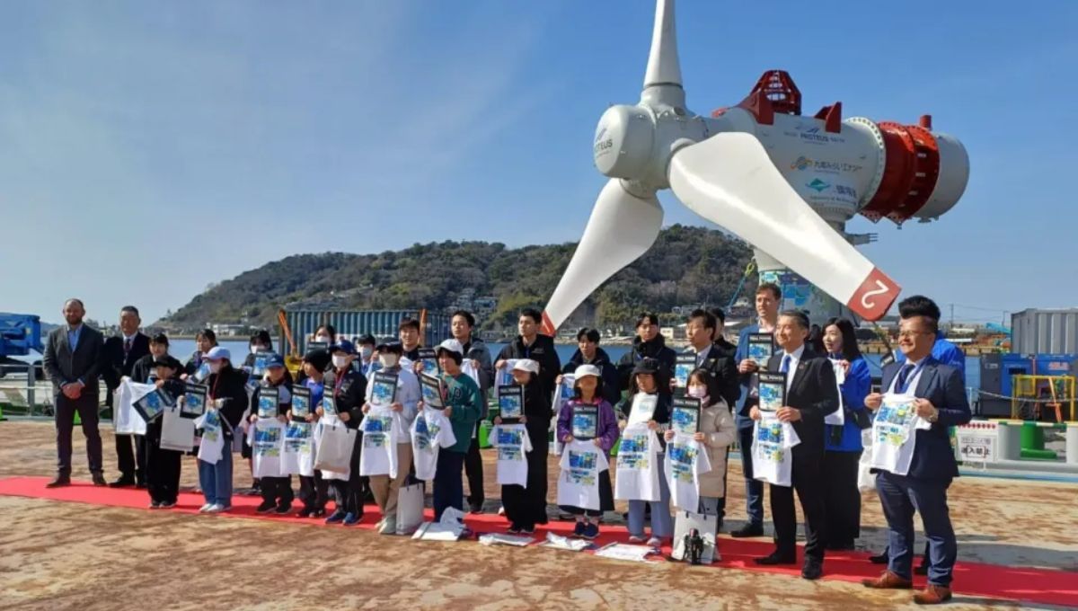 Representantes de Proteus Marine Renewables, autoridades locales y estudiantes participan en una presentación pública de la turbina mareomotriz AR1100 en el estrecho de Naru, en Japón. El proyecto forma parte del primer sistema mareomotriz a escala megavatio conectado a la red eléctrica japonesa. Foto: Proteus Marine Renewables. Representantes de Proteus Marine Renewables, autoridades locales y estudiantes participan en una presentación pública de la turbina mareomotriz AR1100 en el estrecho de Naru, en Japón. El proyecto forma parte del primer sistema mareomotriz a escala megavatio conectado a la red eléctrica japonesa. Foto: Proteus Marine Renewables.