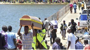 Tanzania entierra  a 224 víctimas del naufragio del ferry