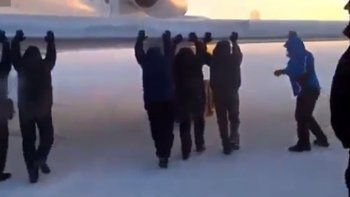 Video: pasajeros tuvieron que empujar un avión porque no arrancaba
