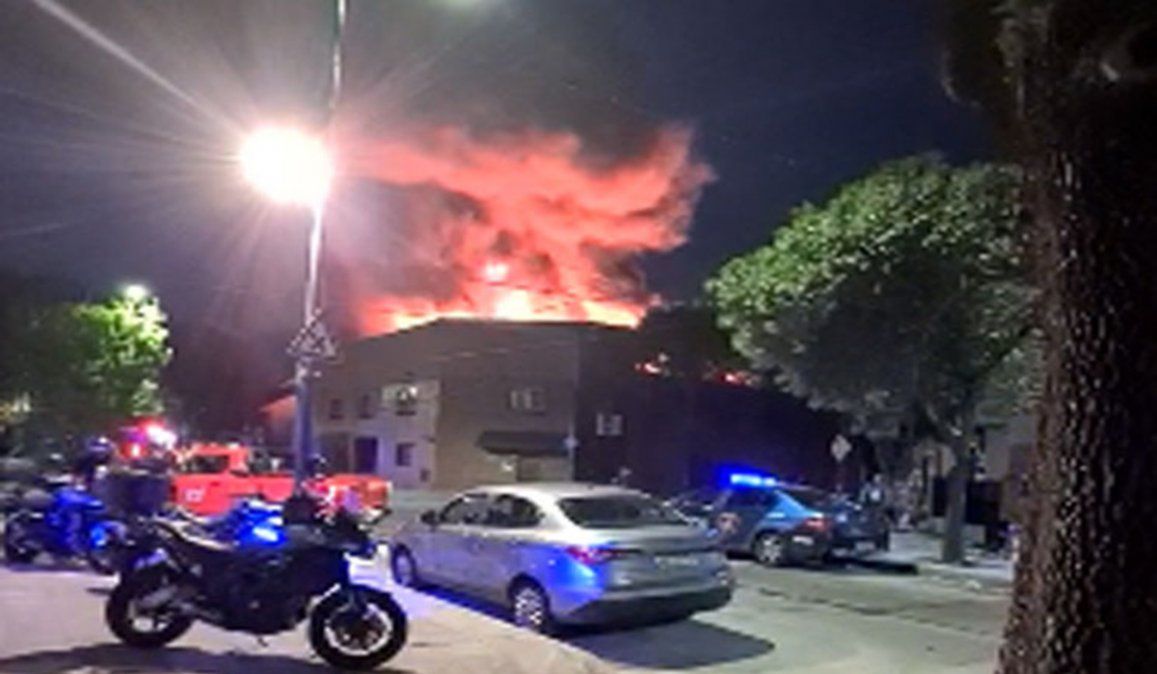El incendio se produjo en las últimas horas de la tarde de este martes en un edificio donde funciona un salón de eventos en el barrio de Parque Chacabuco