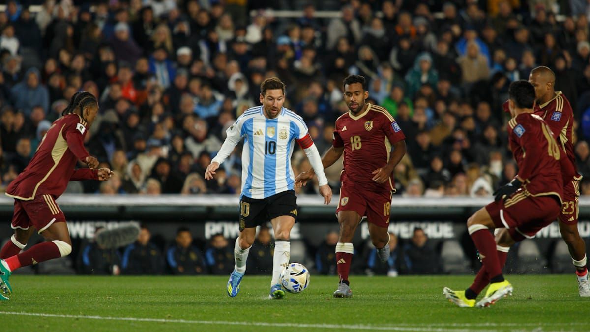 La Selección argentina, con doblete de Messi, goleó a Venezuela en el Monumental