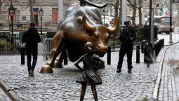 El toro de Wall Street intenta embestir a la niña sin miedo