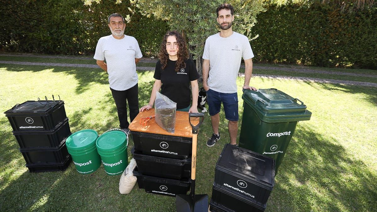 Una familia fabrica composteras que reciclan residuos orgánicos y los convierten en fertilizante.