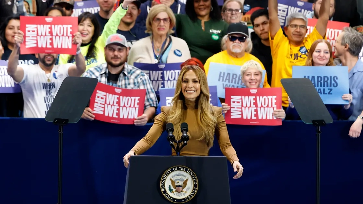 La actriz y cantante Jennifer Lopez habló en el mitin de campaña de la candidata presidencial demócrata Kamala Harris, en el Parque Regional Craig Ranch en North Las Vegas, Nevada. Crédito: EFE/BIZUAYEHU TESFAYE.