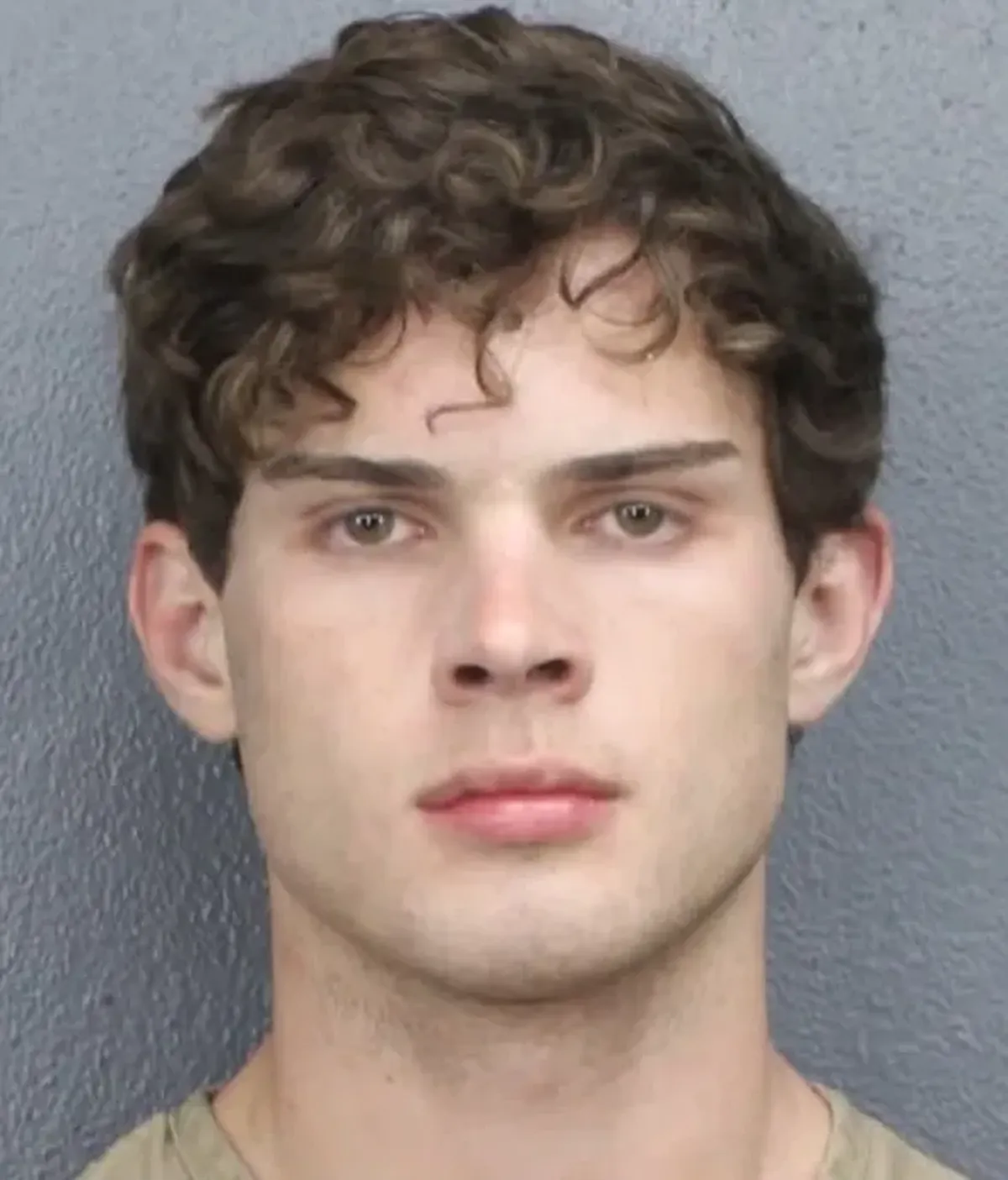 Tras el incidente en el restaurante, el joven termin&oacute; ingresado en un hospital de Miami para recibir tratamiento de urgencia por una presunta sobredosis. La fotograf&iacute;a policial de un arresto previo muestra el rostro del pol&eacute;mico streamer, quien ya contaba con antecedentes por portar sustancias prohibidas y organizar disturbios en espacios p&uacute;blicos.