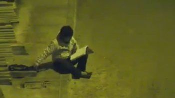Hacía la tarea en la calle, un empresario se emocionó y le construirá una casa