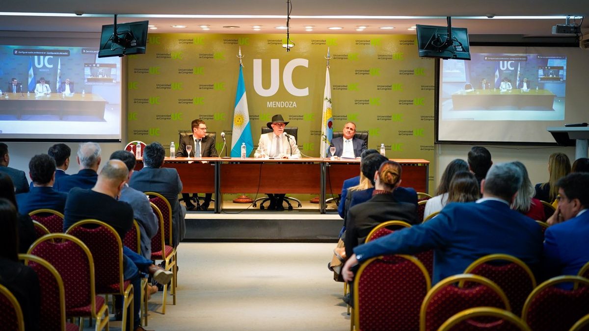 José Valerio (centro), Julián Alfie (Inecip) y Abel Albarracín (UChampagnat) en un momento de las exposiciones sobre el Consejo de la Magistratura. Fotos: Axel Lloret