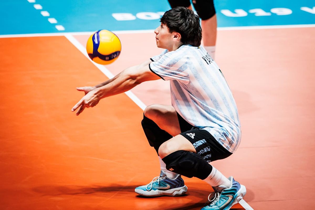 Valentín Yapura, en plena recepción del balón en el duelo entre Argentina y Pakistán por el MUndial de vóley Sub 19 de Uzbekistan. Valentín Yapura, en plena recepción del balón en el duelo entre Argentina y Pakistán por el MUndial de vóley Sub 19 de Uzbekistan.