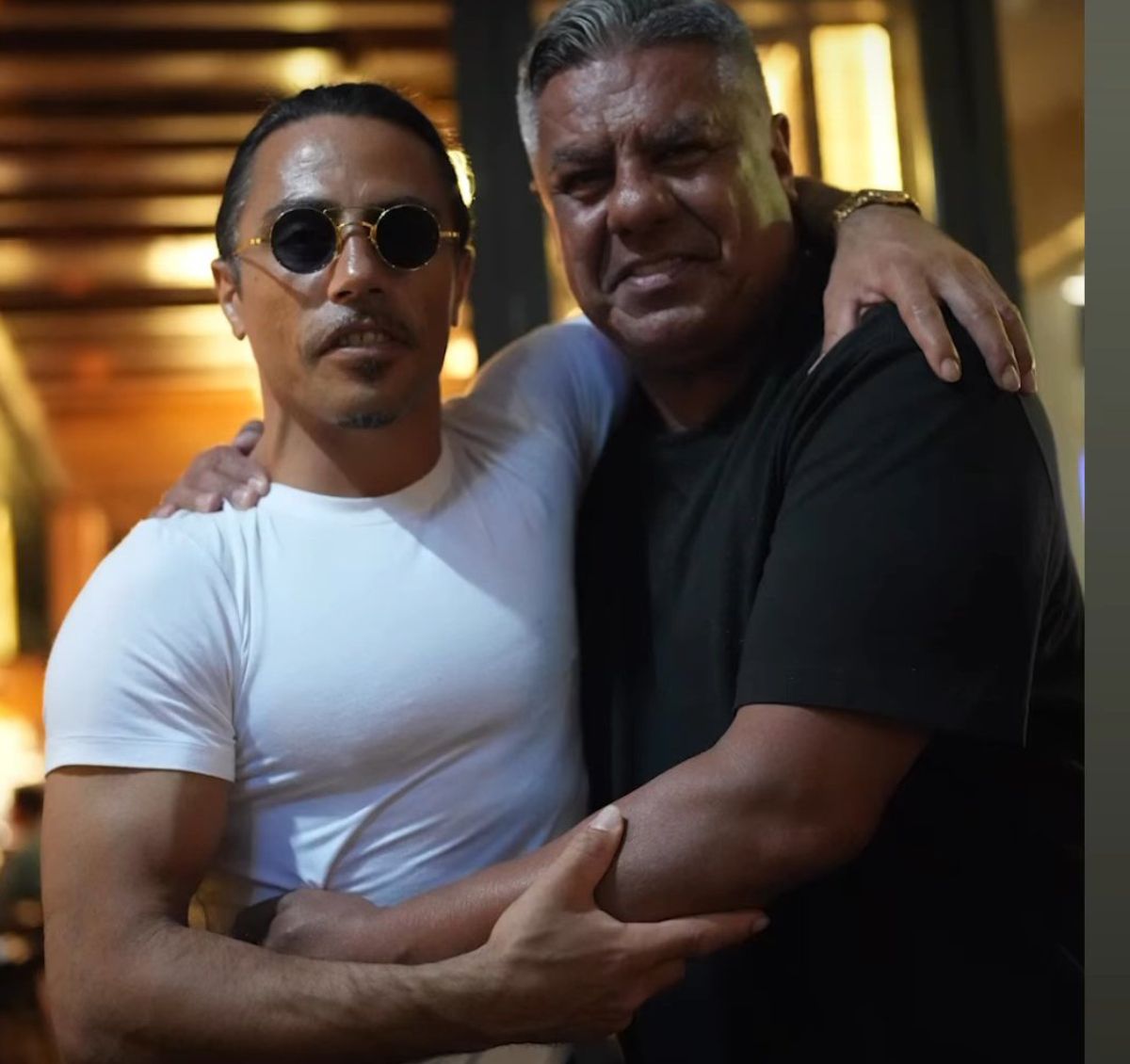 Chiqui Tapia junto al chef turco Salt Bae durante su estadía en el Mundial Qatar 2022