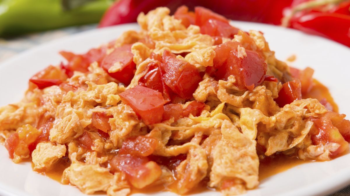 Los huevos pericos son una de las recetas m&aacute;s vers&aacute;tiles para disfrutar en el desayuno, el almuerzo, la merienda o la cena.&nbsp;