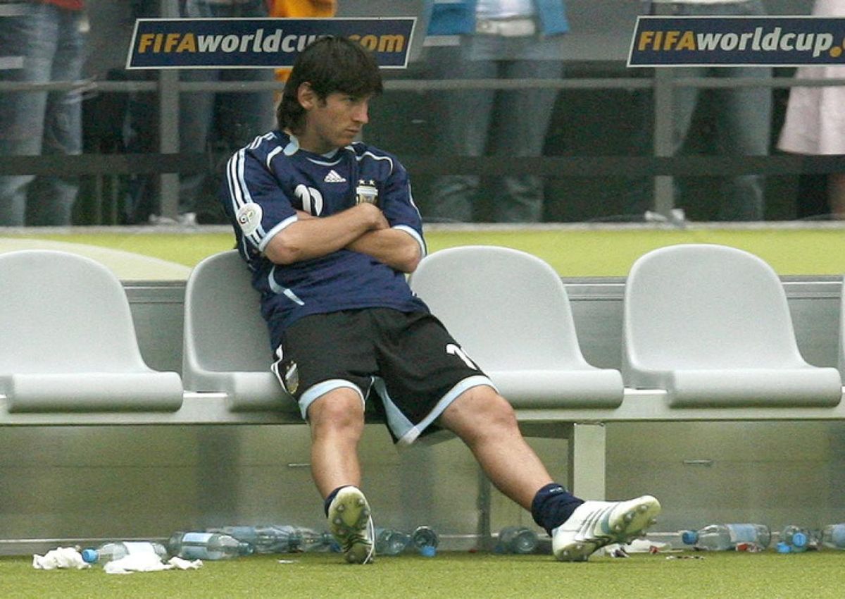 Messi en el banco de la Copa del Mundo de 2006. Luego de perder frente a Alemania y que Pekerman no lo hiciera ingresar. Messi en el banco de la Copa del Mundo de 2006. Luego de perder frente a Alemania y que Pekerman no lo hiciera ingresar.