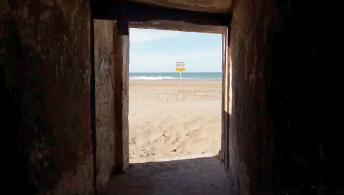 El túnel de 150 metros bajo la arena que lleva a una playa paradísiaca