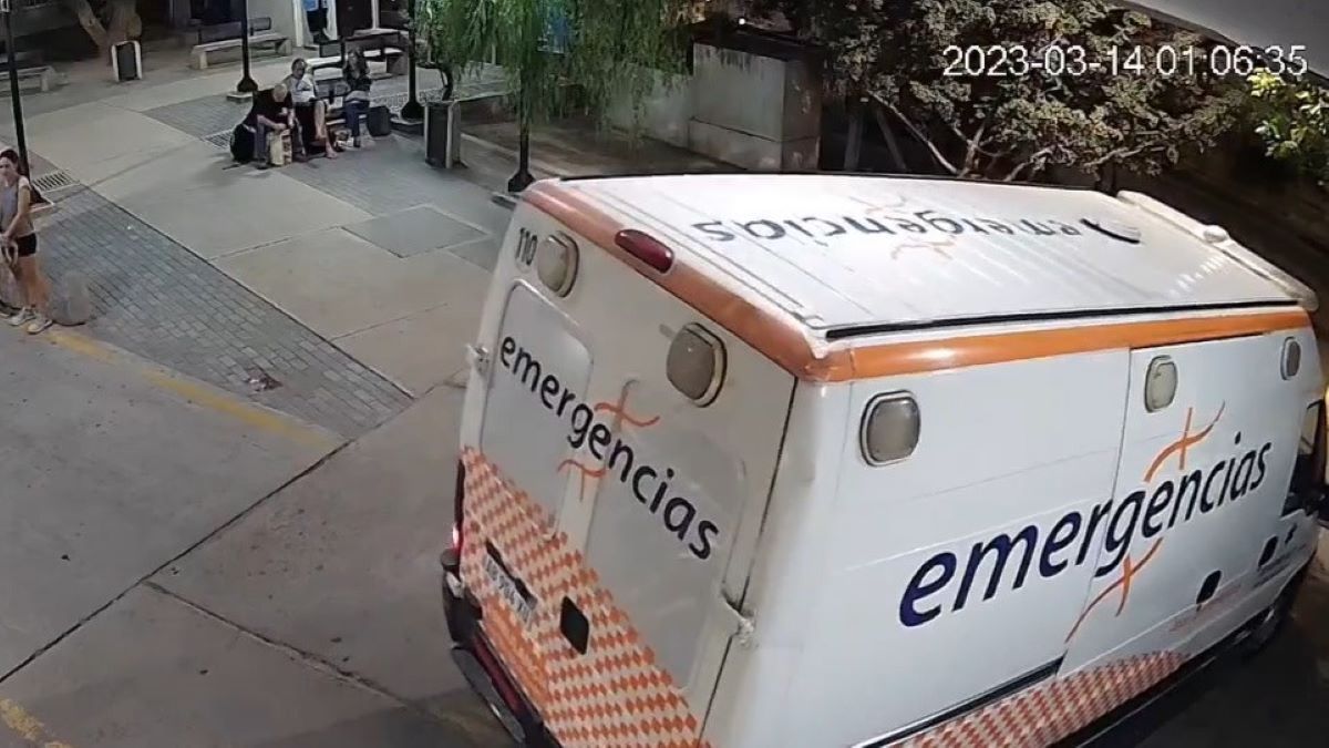 Parte del video que tomaron las cámaras de seguridad. Al irse la ambulancia de Emergencias, se observa que la de Ser Prisa, que traía al paciente, no ingresa.