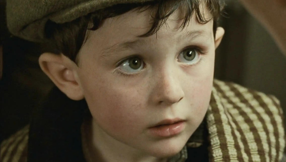 Respira profundo antes de ver cómo luce el niño irlandés de Titanic a 25 años de su estreno