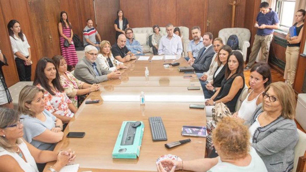 El acuerdo será para mil becas para estudiantes terciarios y universitarios para capacitarse en Microsoft.