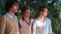 Los tres actores que protagonizan La escuela católica, película de Netlix que cuenta la masacre de Circeo.