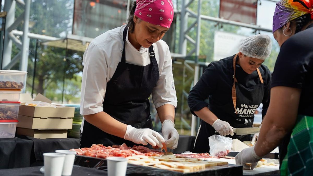 Los cocineros trabajaron contrarreloj para tener todo listo en el almuerzo de las Fuerzas Vivas en San Rafael, donde estuvo presente Javier Milei.