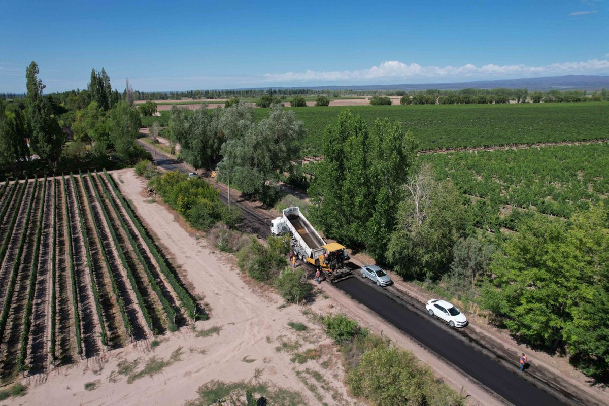 Vialidad provincial trabaja en el asfalto de la calle Cobos de Agrelo