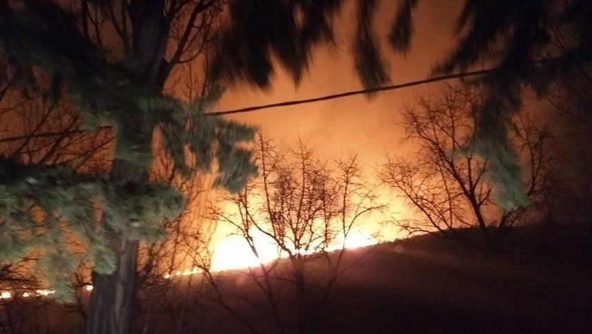 Un gran incendio quemó varias cabañas en Potrerillos