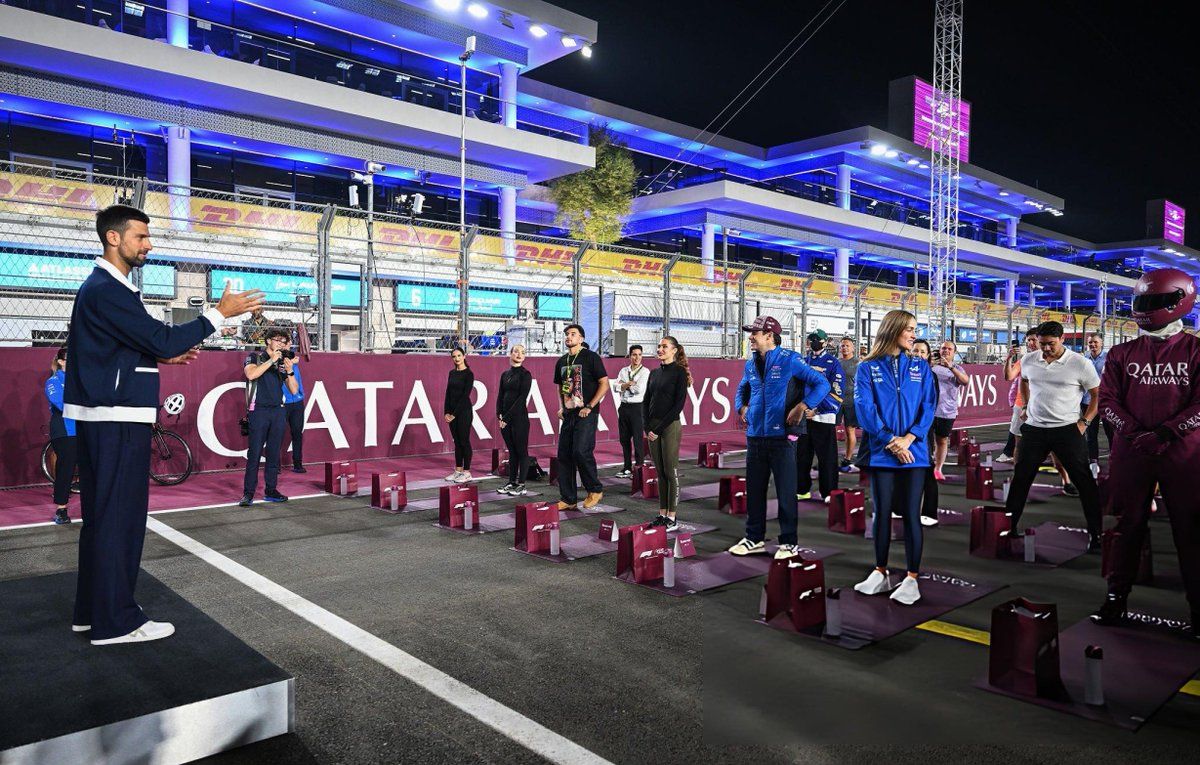 Franco Colapinto en la clase de yoga de Novak Djokovic en la previa de Gran Premio de Qatar.