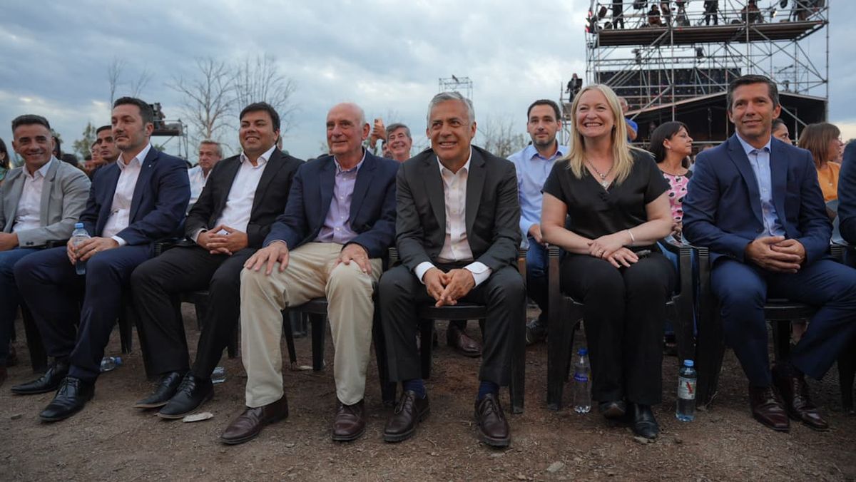 De izquierda a derecha: el intendente de Guaymallén Marcos Calvente, el ministro de Defensa Luis Petri, el jefe comunal de Las Heras Francisco Lo Presti, el presidente del Fondo Vitivinicola Mendoza Bernardo Lanzilotta, el gobernador Alfredo Cornejo, la vicegobernadora Hebe Casado y el presidente de la Cámara de Diputados Andrés Lombardi. De izquierda a derecha: el intendente de Guaymallén Marcos Calvente, el ministro de Defensa Luis Petri, el jefe comunal de Las Heras Francisco Lo Presti, el presidente del Fondo Vitivinicola Mendoza Bernardo Lanzilotta, el gobernador Alfredo Cornejo, la vicegobernadora Hebe Casado y el presidente de la Cámara de Diputados Andrés Lombardi.