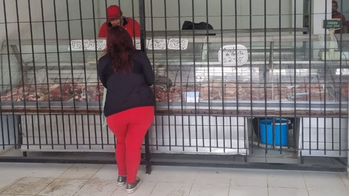 Varios kilos de carne y muchos más de hierro. Así se atiende en la carnicería saqueada de Las Heras. Varios kilos de carne y muchos más de hierro. Así se atiende en la carnicería saqueada de Las Heras.