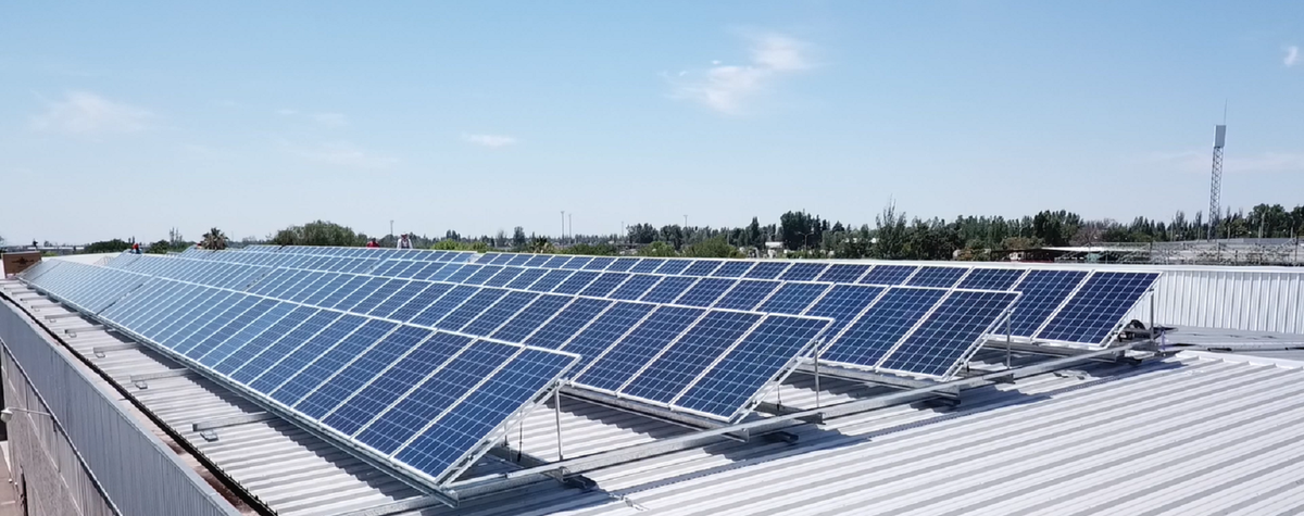 La energía solar funciona capturando la radiación solar y convirtiéndola en electricidad o calor. La energía solar funciona capturando la radiación solar y convirtiéndola en electricidad o calor.