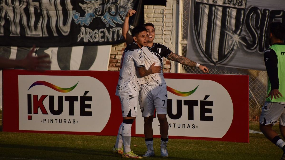 Nicolás Romano festeja su tercer gol junto a Rodrigo Castro, quien lo asistió. Nicolás Romano festeja su tercer gol junto a Rodrigo Castro, quien lo asistió.