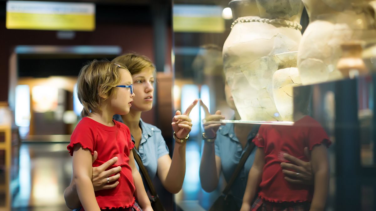 La Inteligencia Artificial facilita experiencias híbridas en los museos: recorridos virtuales, reconstrucciones históricas, visitas guiadas por asistentes digitales y contenidos que se adaptan al dispositivo del usuario. La Inteligencia Artificial facilita experiencias híbridas en los museos: recorridos virtuales, reconstrucciones históricas, visitas guiadas por asistentes digitales y contenidos que se adaptan al dispositivo del usuario.
