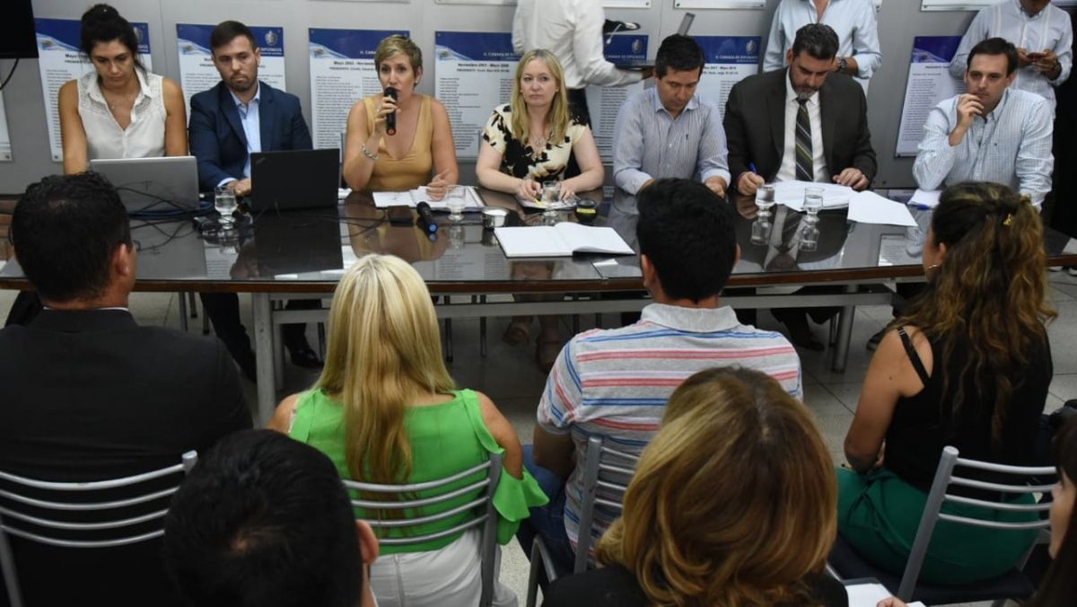 Latorre inauguró la discusión minera días atrás en la Legislatura. Continuará con las iniciativas de reformar el Código de Procedimientos y con el Distrito Malargüe Minero. Latorre inauguró la discusión minera días atrás en la Legislatura. Continuará con las iniciativas de reformar el Código de Procedimientos y con el Distrito Malargüe Minero.