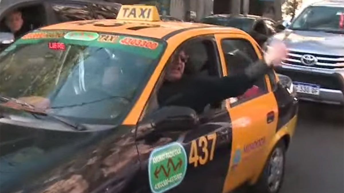 El taxista que no ocultó su emoción y cantó a los gritos un tema de Marciano Cantero.