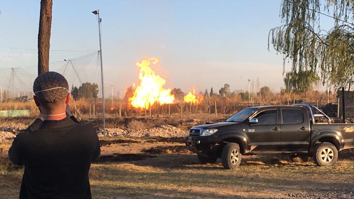 Fuego en la ruta 50 en Fray Luis Beltran.