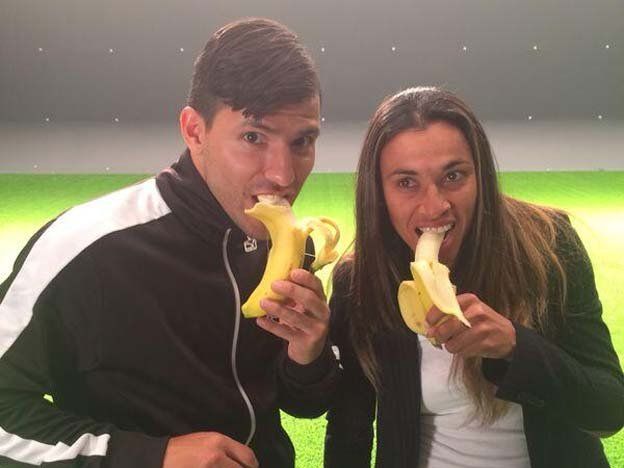 El Kun Agüero y la brasileña Marta, en contra del racismo