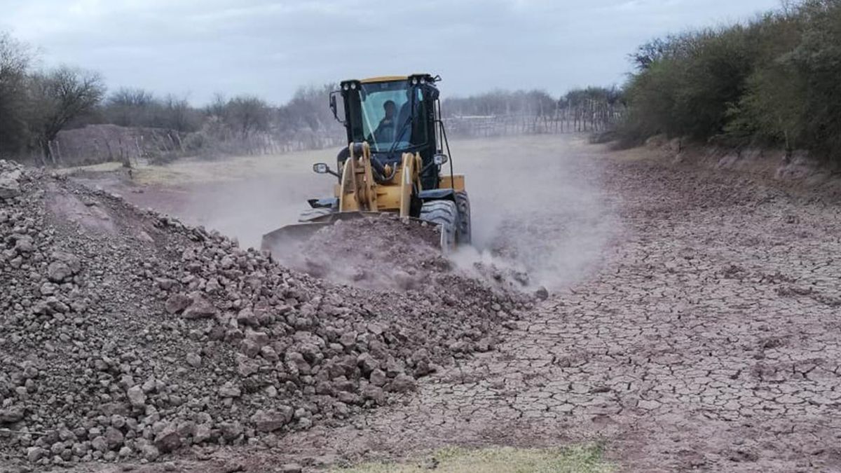 Limpian y construyen represas para contener el agua de lluvia en La Paz