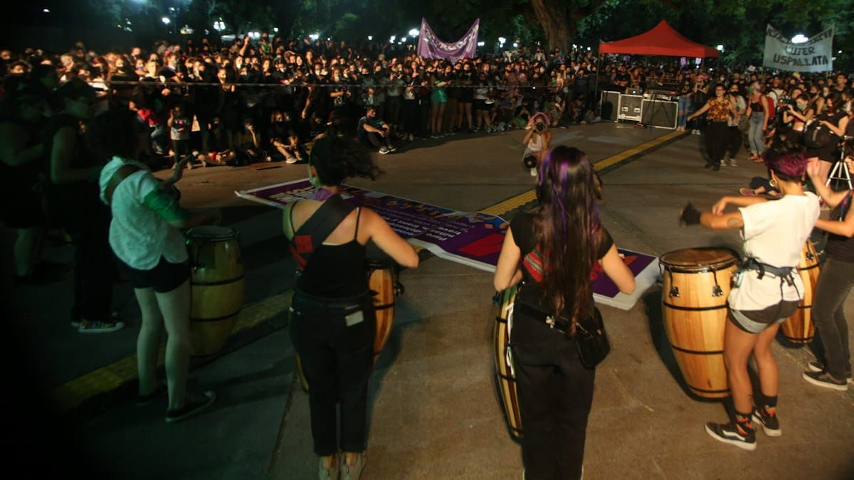 Números artísticos y discursos sirvieron para cerrar la marcha y las concentraciones del 8M en conmemoración del Día de la Mujer, que en Mendoza tuvo masiva participación.