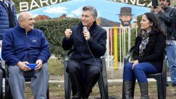 Mauricio Macri pasó por Bardas Blancas y se sentó con los vecinos
