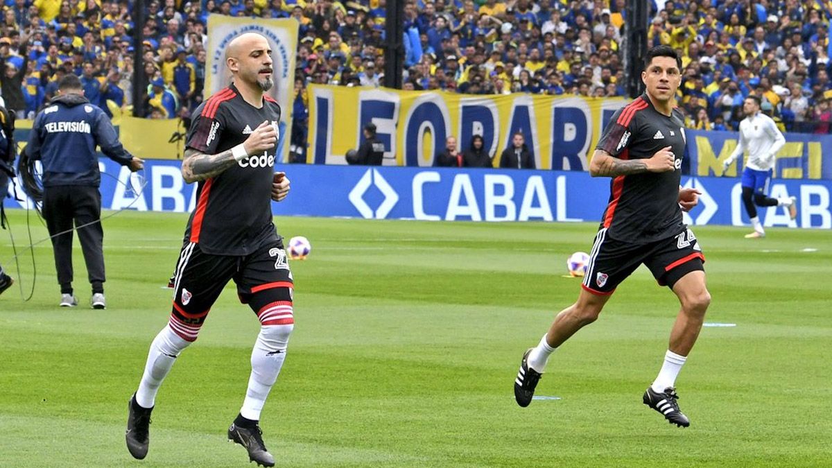Javier Pinola y Enzo Pérez, en el calentamiento previo al partido de River ante Boca.