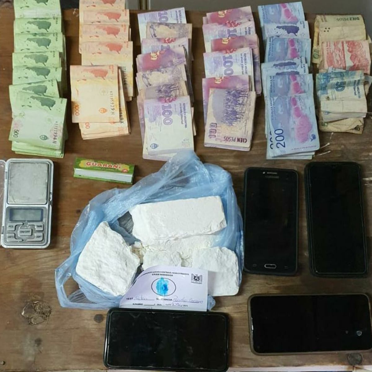 Casi 600 gramos de cocaína fueron encontrados en los distintos allanamientos, además de balanzas, dinero en efectivo y los celulares con los que se comunicaban los delincuentes.