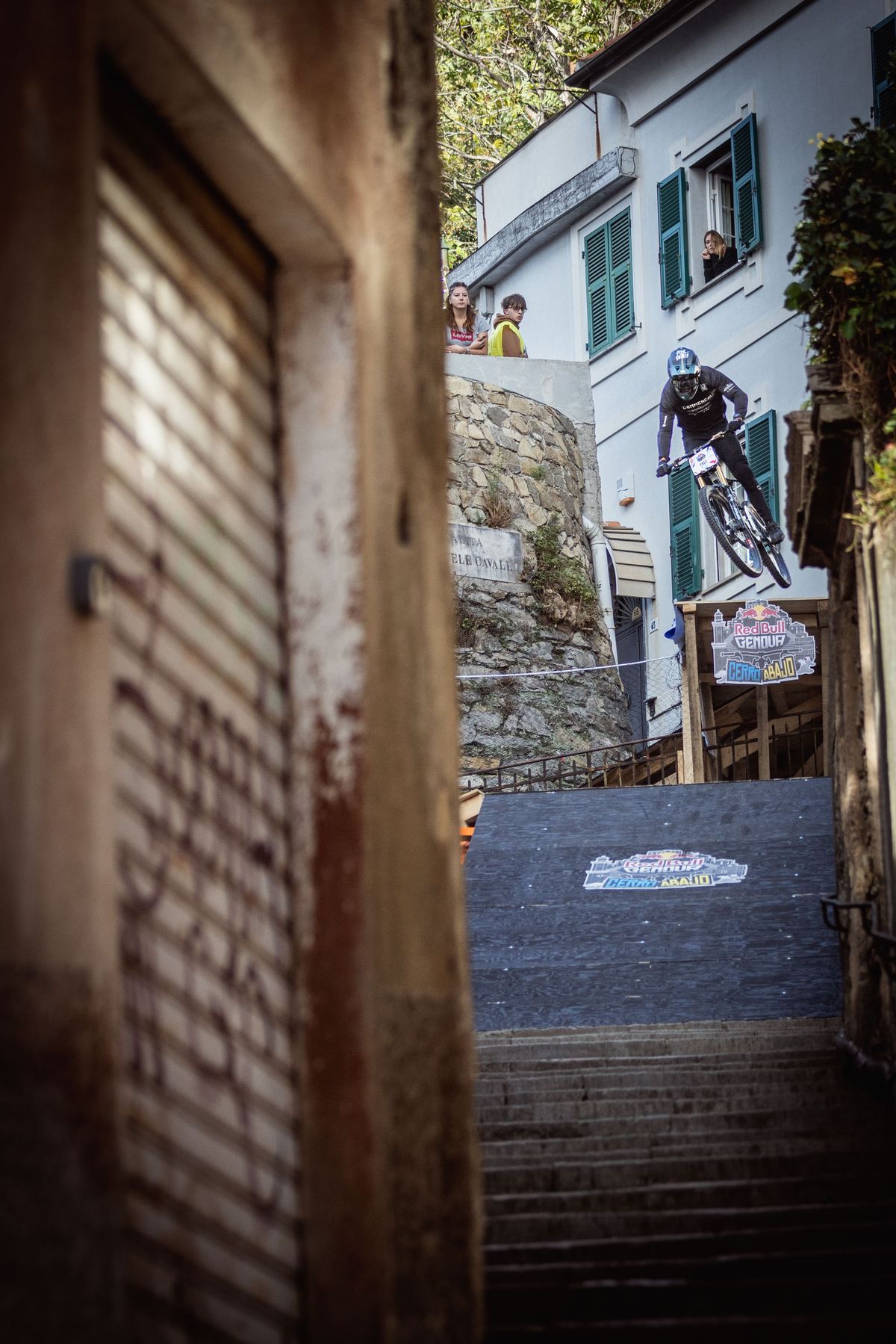 Una de las últimas pistas que atravesó el ciclista mendocino fue en el corazón de Génova, Italia. Una de las últimas pistas que atravesó el ciclista mendocino fue en el corazón de Génova, Italia.