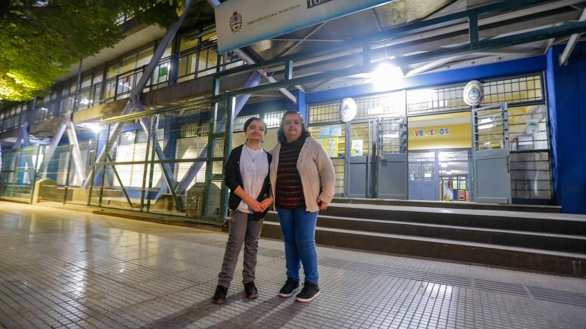 Rosario y su mamá Mirta, protagonistas de una historia de amor incondicional. Una estudia, la otra la espera mientras teje afuera. Rosario y su mamá Mirta, protagonistas de una historia de amor incondicional. Una estudia, la otra la espera mientras teje afuera.