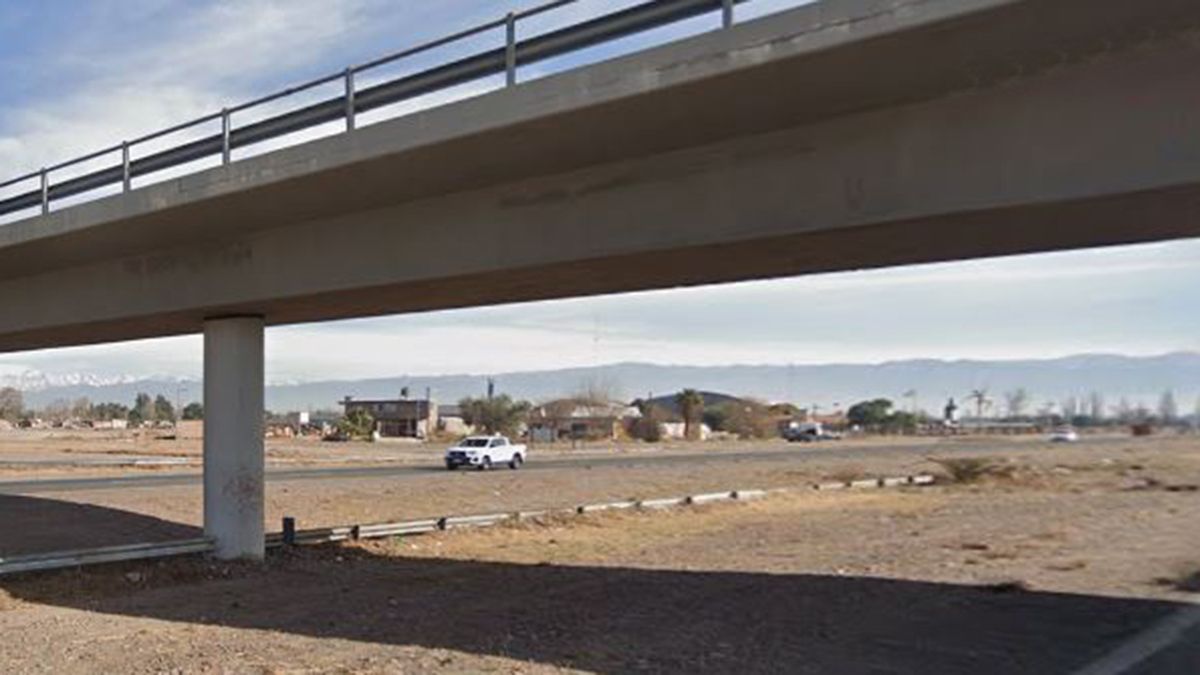 Inseguridad en Mendoza: el asalto se produjo bajo un puente del Acceso Este.